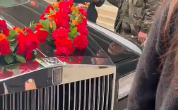 男子拦婚车讨喜钱掰断劳斯莱斯小金人 网友：赔钱吧、几十万！