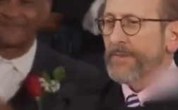 “暗讽”特朗普政府对大学的打压 哈佛校长毕业致辞获30秒热烈鼓掌！