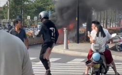 疑爆改电瓶车当街起火：骑车男子裤子被烧掉一半!