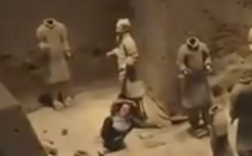 警方:跳进兵马俑坑男子有精神疾病！