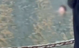 大学生校内钓鱼被制止后自己滚水里 水中“押韵输出”逗笑众人！