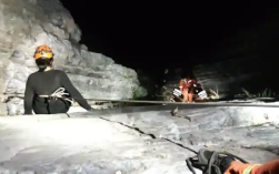 女子为儿子探险开路被困悬崖 消防员凌晨将其救下！