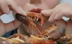 女子吃生腌小龙虾 吸虾头惊呆网友 医生提醒！