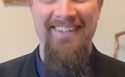 美国小伙武当山习武15年金发变黑发 一副“道长”模样！