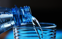 女子3小时内喝八杯水中毒进ICU：照着网上视频喝水养生！