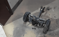 外卖小哥电动平衡车自燃 本质是锂电池产品 不能上楼充电！