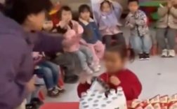 小朋友摘掉生日帽被老师打额头  网友愤怒！