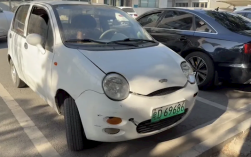 新能源汽车竟然挂老头乐车牌 车主：卖车的人说不用挂牌！