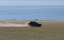 驾驶坦克300在赛里木湖景区草地漂移 当事人致歉：已被处罚！