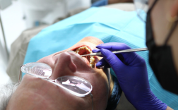 男子刀片嗓以为感冒竟差点丧命：确诊急性会厌炎！