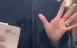 被曝分手传闻后 关晓彤左手无名指戴戒指！