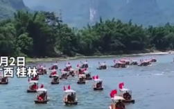 漓江竹筏密密麻麻 网友:像赤壁之战！