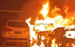 太原一小区车棚起火烧毁上百辆电动车：系充电热失控引发！