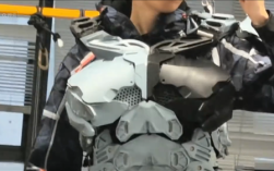 大学生“手搓”机械战甲：全身能自动开合 支持AI语音对话！