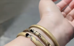 女子给电动车充电大金镯子被电碎：手上肉也被烧黑！