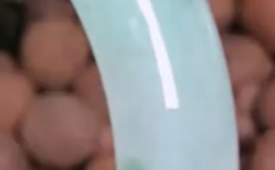 男子调包手镯价签 标价9万多4千买到 判处有期徒刑六个月！