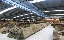 重庆一古石门因游客攀爬导致坍塌 馆方追责游客称非故意被砸伤!