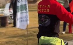 63岁大爷头顶56斤石磨骑车 最远骑50公里已坚持24年 “为锻炼身体”!