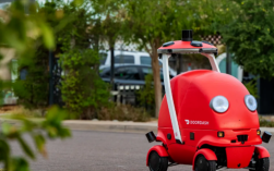 美国外卖巨头DoorDash推出首款送餐机器人：全程自动驾驶！