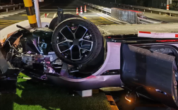 男子高速上开车打瞌睡：撞上收费站安全岛翻了个底朝天！