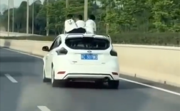 行驶途中3男孩从汽车天窗探出身体：非常危险、有致死案例！