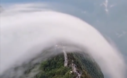 六盘水老王山出现罕见云瀑 网友：行云流水具象化！