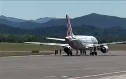 男子闯米兰机场被滑行飞机吸入引擎：根本救不回来!