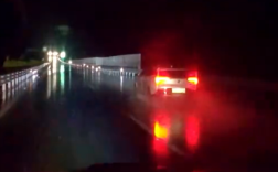 雨夜高速上左摇右摆反复刹车 司机委屈：“我不会除雾”！