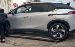 SUV驶入窄胡同倒不出来 原地掉头“神器”助其一把脱困！