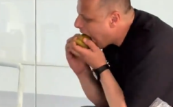 外国人吃粽子连皮都吃  到底啥情况？