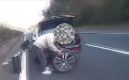 害己还要害人！爆胎后男子竟直接在高速快车道上换胎！