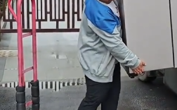 男子独自从货车上卸下双开门大冰箱 看起来毫不费力 网友：这技术不是盖的！