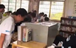 老师拍段子让学生鞠躬喊总裁好 校长回应！
