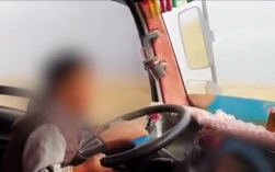 一男子让3岁孩子驾驶货车上路 官方回应：已传唤到案批评！