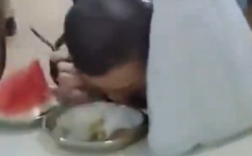 韦神食堂吃饭被围观 袋子遮脸也没用！