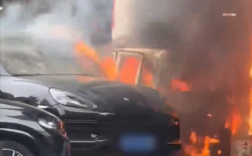 老头乐自燃殃及一旁保时捷卡宴：直接将其烧报废！