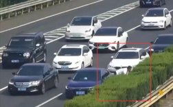 熊孩子发脾气扔出金项链 父母不顾一切在高速上停车寻找！