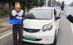 燃油机动车上悬挂“电D”老头乐号牌 一查还是无证驾驶！