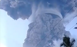 印尼勒沃托比火山喷发：烟柱高达18000米 形成完美蘑菇云!