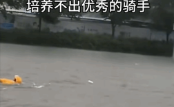 武汉暴雨骑手把电瓶车当船送餐 网友：这就是我从不给差评的原因！