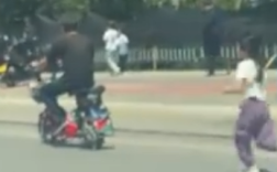 爷爷接孙女放学一加油门自己走了 孙女一路狂追！