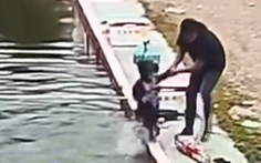 男子钓鱼遇黑漂瞬间被大鱼拉下水 钓场老板：钓友个子比较小！