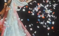 “仙女散花”引热议 网友担心环境污染 景区回应:是糯米纸！