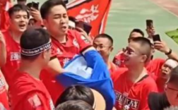 南京球迷被主队包围 秒换淮安红袍！