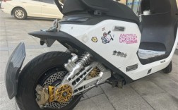 15小伙骑摩托车BUFF叠满了：无证无牌还改装 贴上“宝宝巴士”！