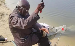 74岁大爷钓鱼钓成“老抽色” 每日垂钓6小时以上！