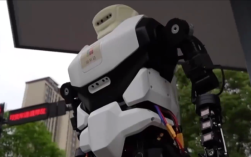 机器人交警“夸父”上岗：说着一口流利的四川话！