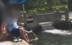 外国游客在济南泉眼旁泡脚 景区回应来了！