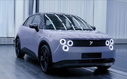 独创“三眼灯” 李斌回应萤火虫外观遭吐槽：总比没人知道好！