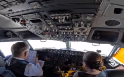 泰国国王亲开飞机出访 舱内画面曝光 王后素提达则担任副驾！